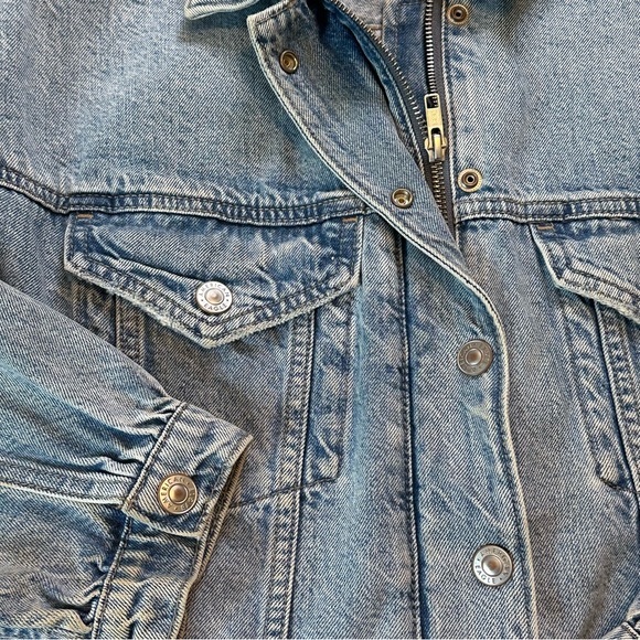 🔆 AMERICAN EAGLE Cropped Raw Hem Hooded Distressed Denim Jean Jacket Size Medium - Picture 7 of 10